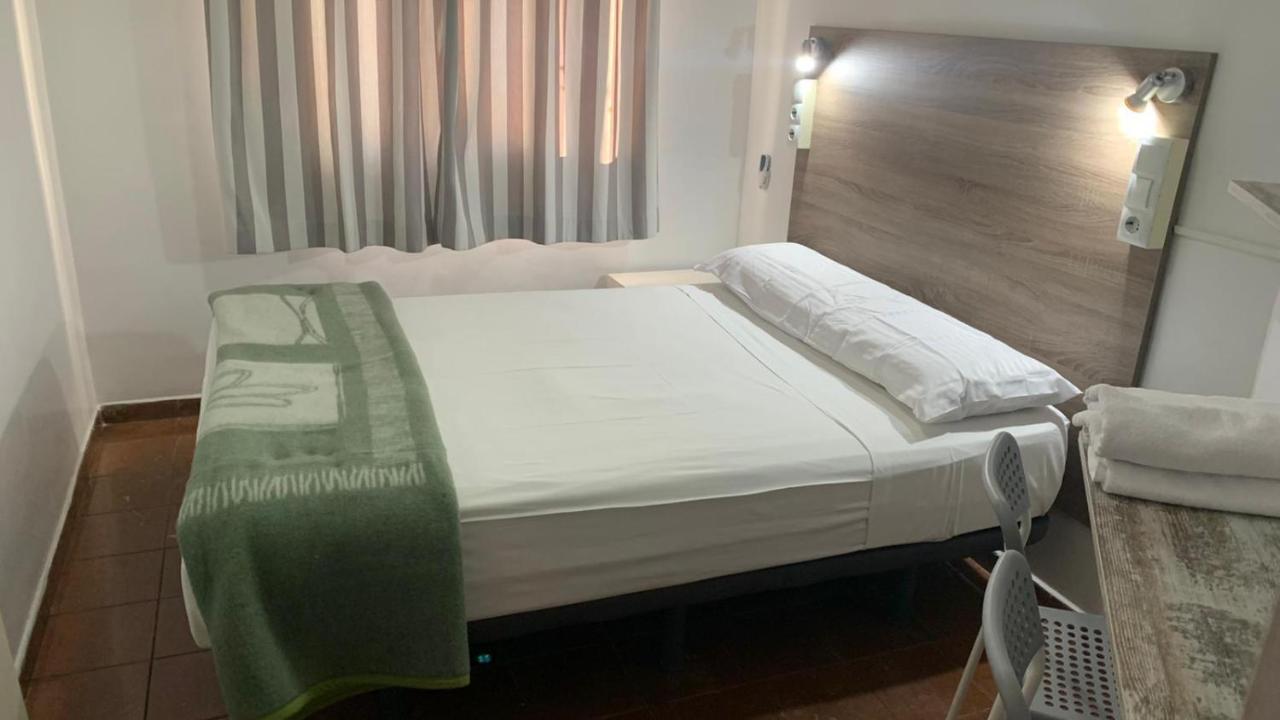 Casa De Huespedes Almansa Hotel Madrid Bagian luar foto