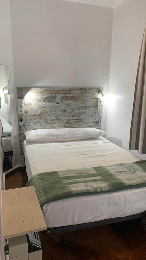 Casa De Huespedes Almansa Hotel Madrid Bagian luar foto