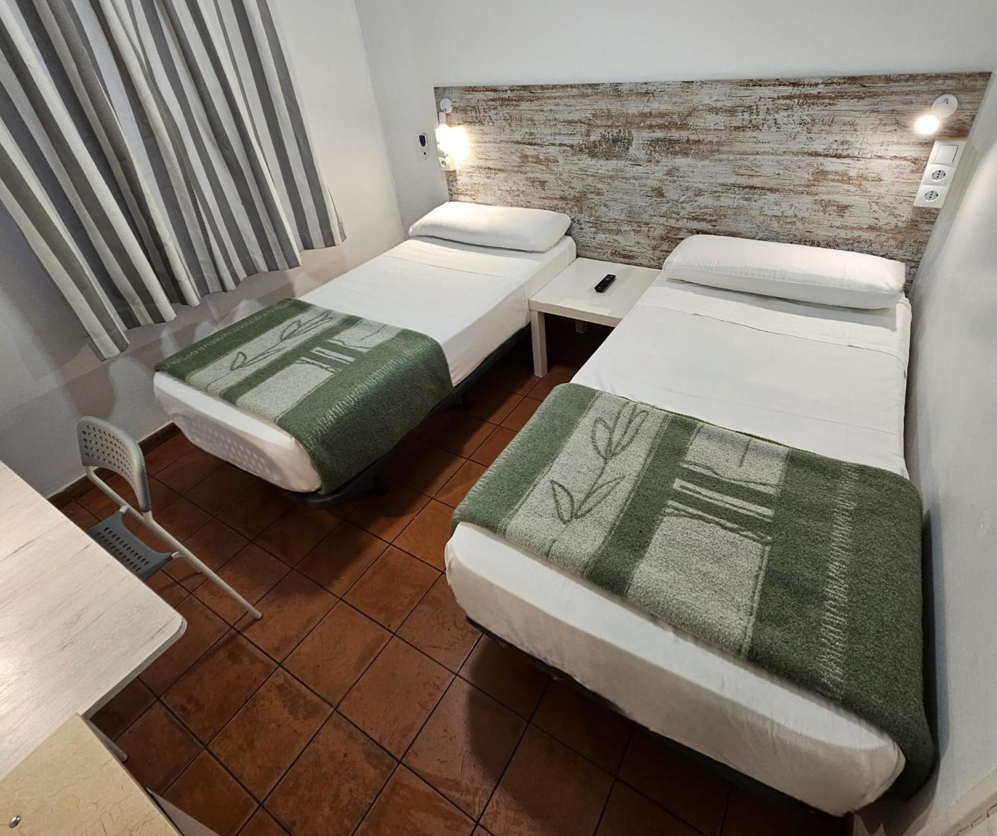 Casa De Huespedes Almansa Hotel Madrid Bagian luar foto