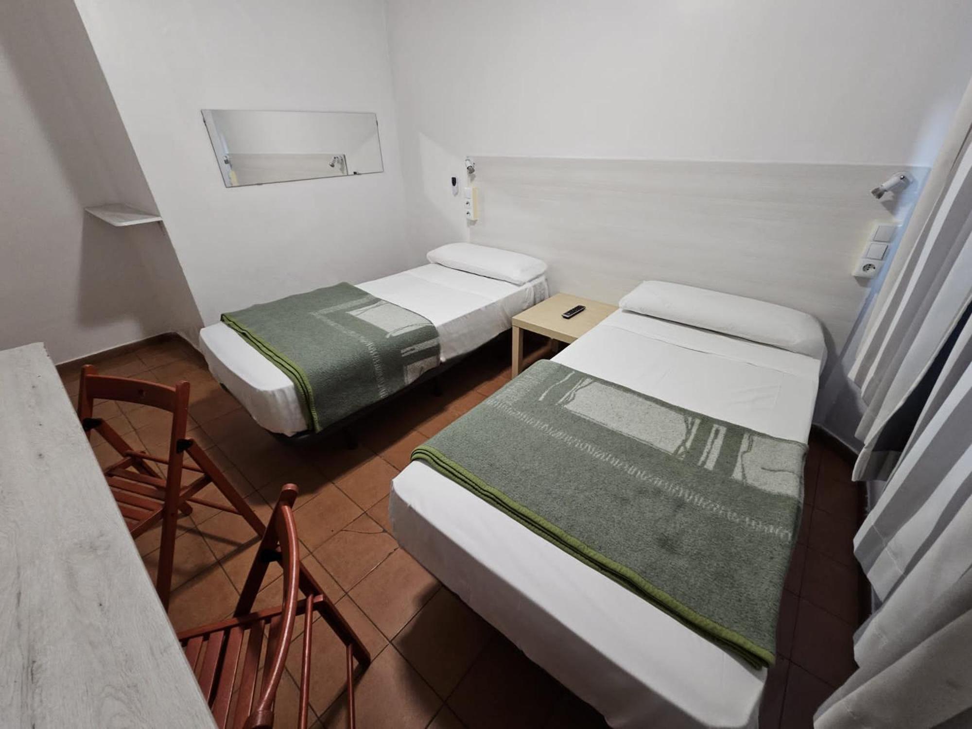 Casa De Huespedes Almansa Hotel Madrid Bagian luar foto