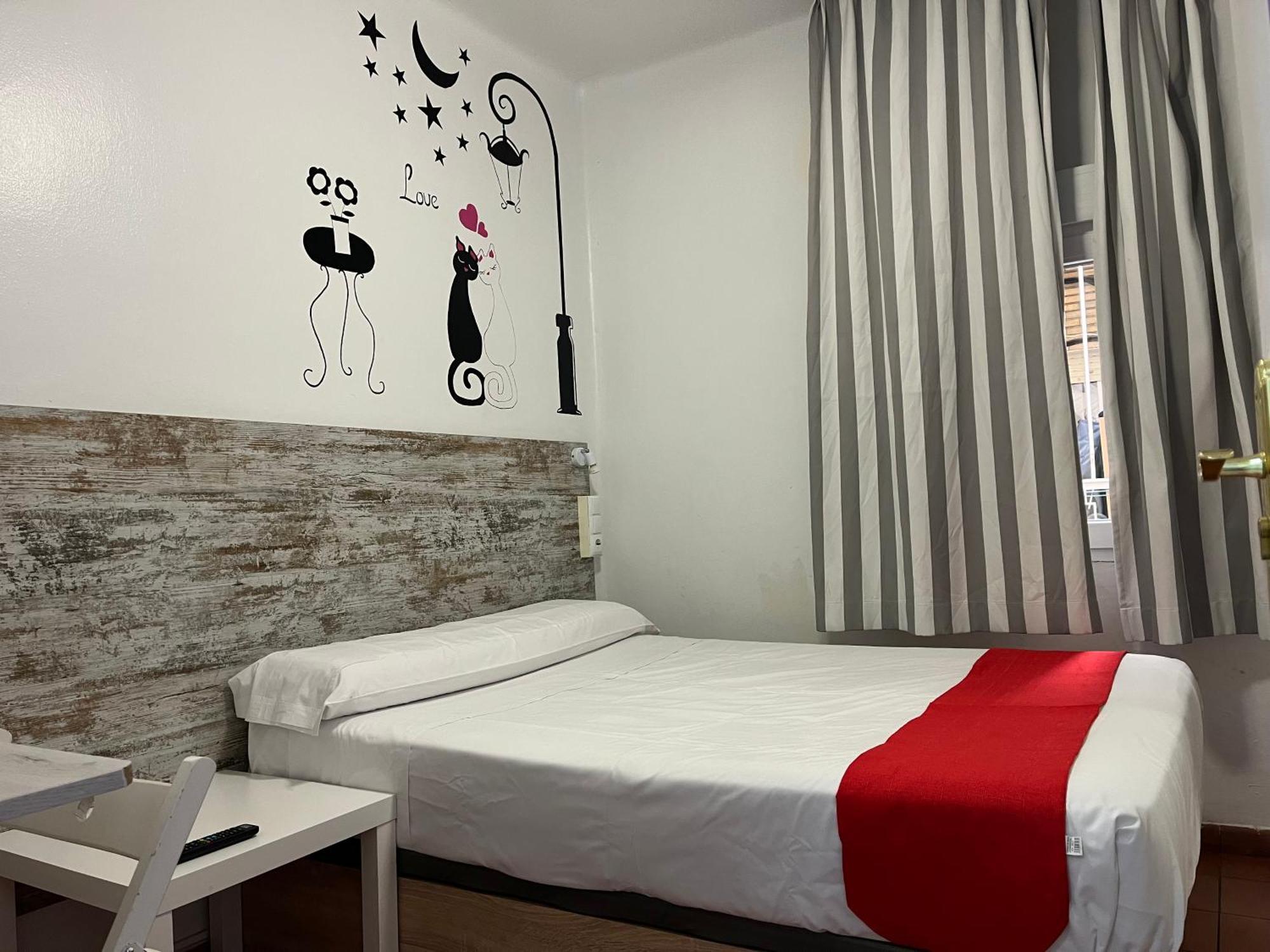 Casa De Huespedes Almansa Hotel Madrid Bagian luar foto