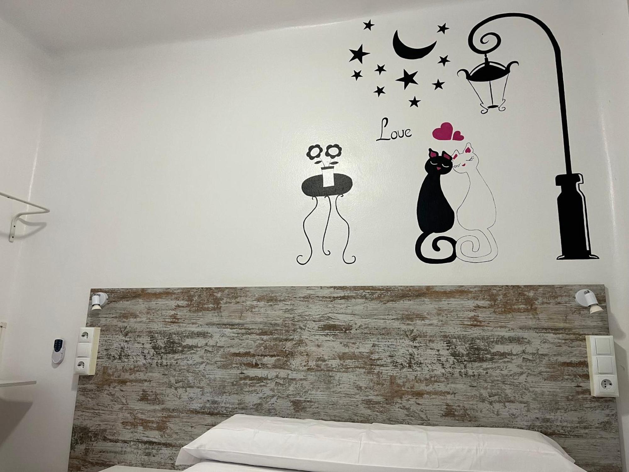 Casa De Huespedes Almansa Hotel Madrid Bagian luar foto