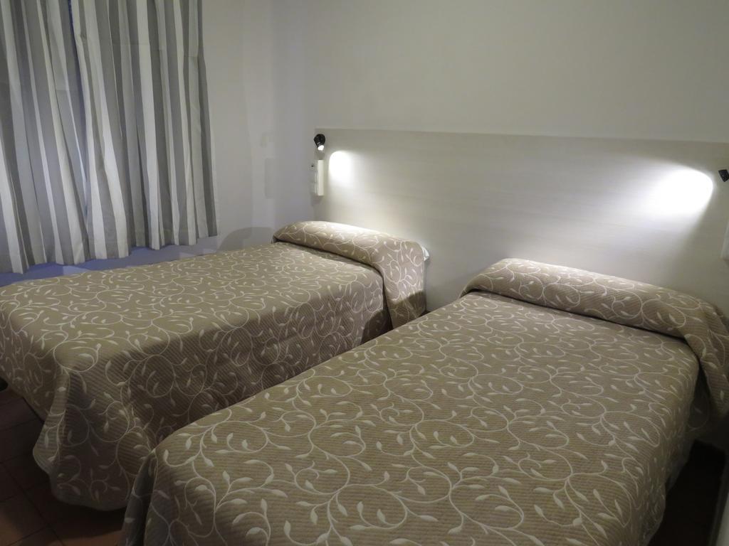 Casa De Huespedes Almansa Hotel Madrid Bagian luar foto